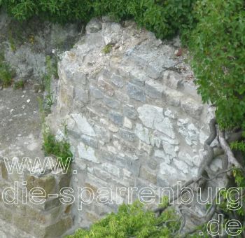 Die Abstufung an der Oberkante des mittleren Teils am so genannten Kapellenmauerrest: 31,5 KB