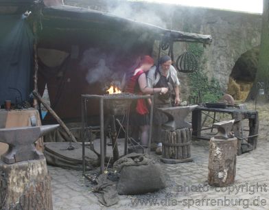 Mittelalterlicher Schmied auf dem Sparrenburgfest: 23,0 KB Mittelalterlicher Schmied auf dem Sparrenburgfest: 23,0 KB